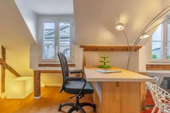 Before Making A Request Read My Profil Host At Bottom Of Page # Small Nest Under Rooftops - Heart Of Paris Apartamento