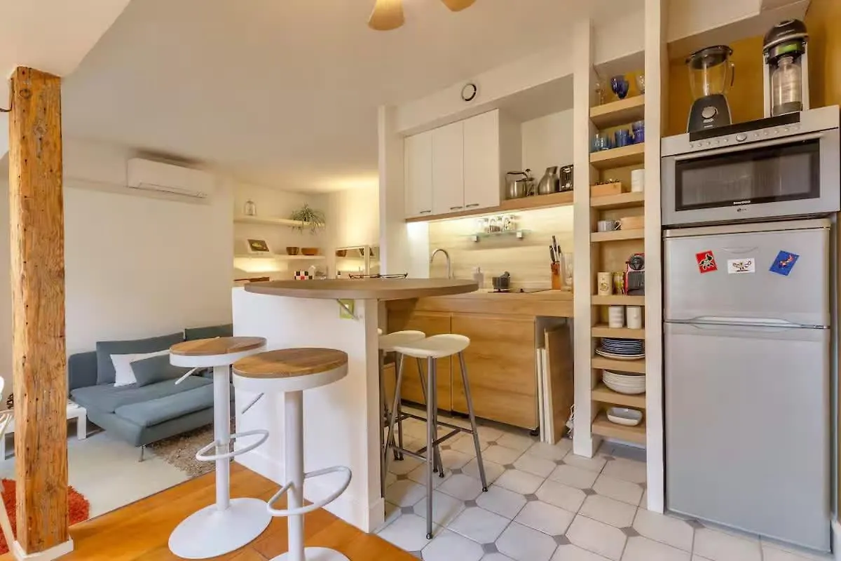 Lejlighed Before Making A Request Read My Profil Host At Bottom Of Page # Small Nest Under Rooftops - Heart Of Paris