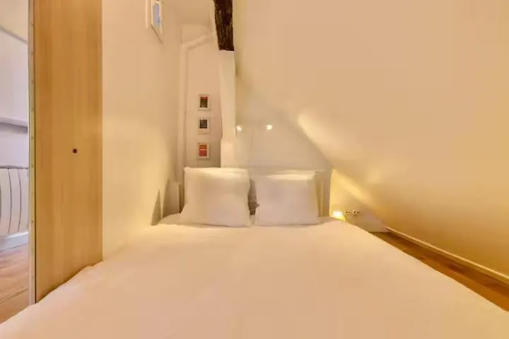 Before Making A Request Read My Profil Host At Bottom Of Page # Small Nest Under Rooftops - Heart Of Paris Apartment